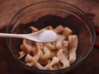 7、空气炸锅鱿鱼圈????【宝宝辅食】,加入5克盐