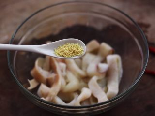 8、空气炸锅鱿鱼圈????【宝宝辅食】,加入2克鸡精