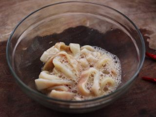 11、空气炸锅鱿鱼圈????【宝宝辅食】,把放好调料的鱿鱼条搅拌均匀后腌制半个小时左右