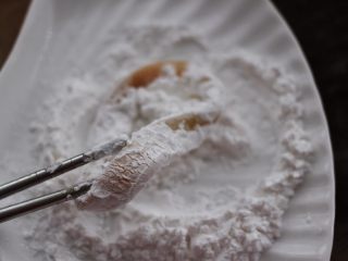 13、空气炸锅鱿鱼圈????【宝宝辅食】,把腌制好的鱿鱼条先在木薯淀粉里裹一层薄薄的淀粉