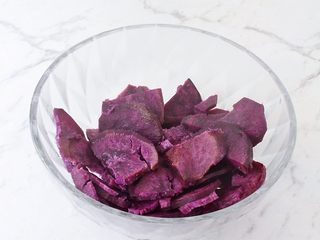 4、紫薯芝士饼,取出放入容器中