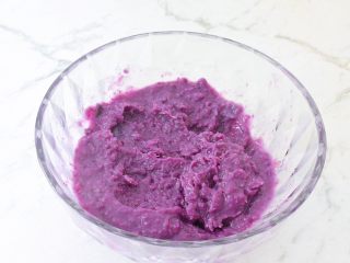 7、紫薯芝士饼,用压泥器压成细腻的泥状