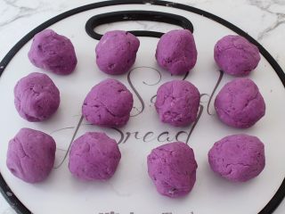 11、紫薯芝士饼,把面粉分成相同大小的12份