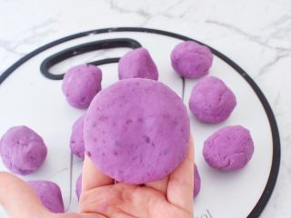 13、紫薯芝士饼,再收口捏紧揉圆按成饼状
