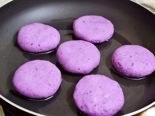 15、紫薯芝士饼,平底锅刷油,再放入紫薯芝士饼生胚