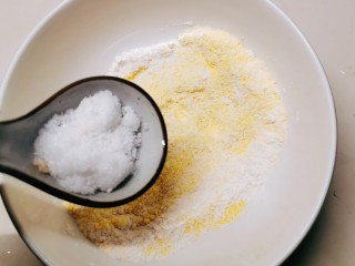 3、鸡蛋玉米饼,放入白糖