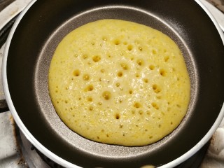 12、鸡蛋玉米饼,加热至有泡泡出现