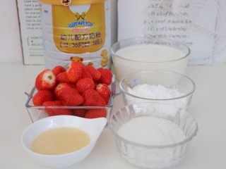 1、草莓鲜奶小方,准备食材