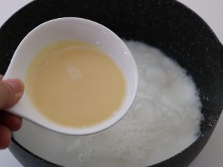 3、草莓鲜奶小方,牛奶加入炼奶