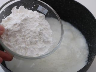 5、草莓鲜奶小方,加入淀粉