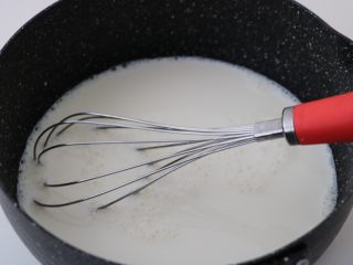 6、草莓鲜奶小方,搅拌均匀至无颗粒