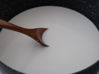 7、草莓鲜奶小方,小火熬煮，一边熬煮一边搅拌