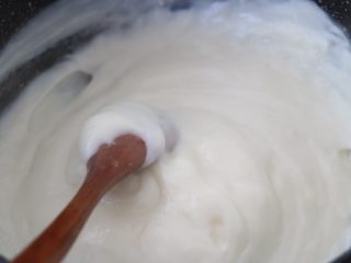 8、草莓鲜奶小方,成糊状即可关火