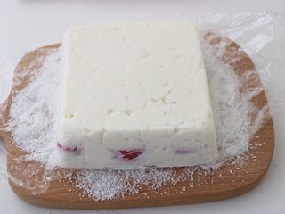 12、草莓鲜奶小方,将其倒出