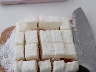13、草莓鲜奶小方,再撒椰蓉切块即可
