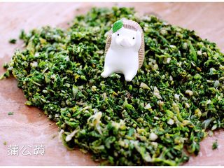 7、虾仁野菜盒子,蒲公英用刀切碎备用……