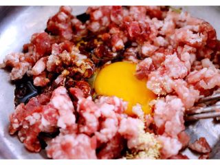 8、虾仁野菜盒子,猪肉馅里鸡蛋打散、加入料酒、鸡精、老抽、生抽、胡椒粉顺一个方向搅拌上劲……