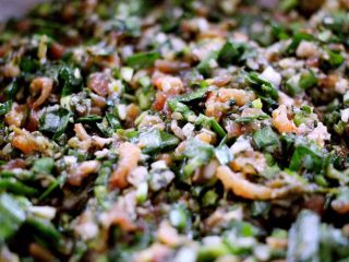 11、虾仁野菜盒子,把馅料搅拌均匀即可……