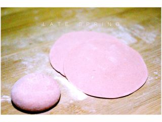 12、虾仁野菜盒子,醒发好的面、揉成长条、用刀切成你喜欢的大小的剂子、用擀面杖擀成圆薄面皮