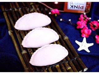 13、虾仁野菜盒子,把馅料包入皮里即可、我今天包的是花边的