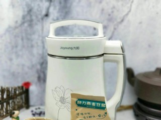 3、助力燕麦豆浆＋营养早餐,准备好豆浆机。