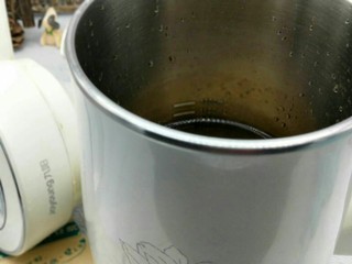 5、助力燕麦豆浆＋营养早餐,豆浆机中加入清水。