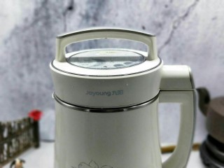 6、助力燕麦豆浆＋营养早餐,盖上盖子启动豆浆机。