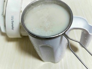 8、助力燕麦豆浆＋营养早餐,豆浆好后，鸣笛了就可以断电，将做好的豆浆过细筛。(我的豆浆机是全自动的，所以做好后可以直接饮用) 如果不是全自动的需要煮沸后再饮用哈！
