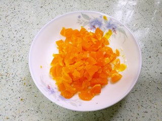 5、蟹黄豆腐南瓜羹,咸蛋黄切成细丁。