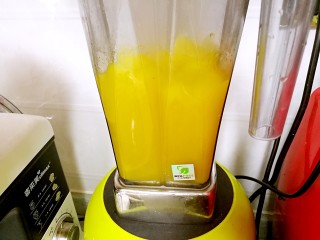 7、蟹黄豆腐南瓜羹,把蒸熟的南瓜投入料理机,倒入2碗清水,打成南瓜汤。