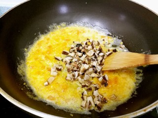 9、蟹黄豆腐南瓜羹,倒入香菇翻炒一下。