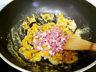 10、蟹黄豆腐南瓜羹,倒入火腿翻炒一下。