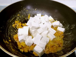 11、蟹黄豆腐南瓜羹,倒入豆腐轻轻翻炒。