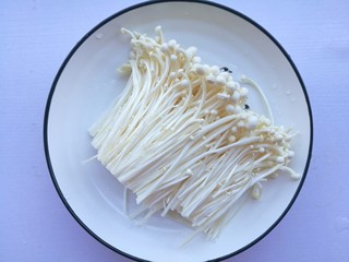 3、番茄金针菇豆腐汤,菌菇切掉尾部洗净。