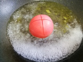 5、番茄金针菇豆腐汤,番茄洗净划十字架去皮。