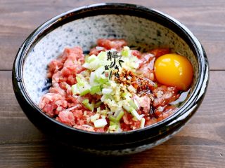 3、鲜肉荠菜馄饨,把猪肉馅儿放进大碗中,葱姜切末放进去,磕入一枚鸡蛋、调入酱油和盐。