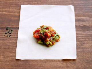7、鲜肉荠菜馄饨,取一张馄饨皮,把馅儿放在底部偏上位置,如图。