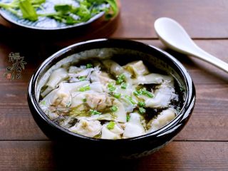 11、鲜肉荠菜馄饨,煮熟,碗里放点儿紫菜、虾皮、少许盐和香油,把馄饨捞出去再舀上煮过馄饨的汤,撒上点儿香菜末或是香葱末,一碗鲜美的馄饨您就甩开腮帮子吃吧!