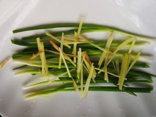 6、清蒸多宝鱼,姜切丝。纵横交错铺在蒸鱼的盘底。这样蒸鱼不仅去腥增加葱的香味，而且增加了鱼下方的蒸汽流通，蒸出的鱼更嫩滑。