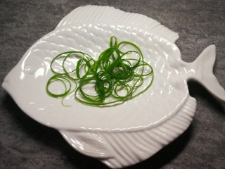 14、清蒸多宝鱼,葱丝会自然卷起，完工待用。