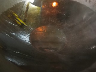 19、清蒸多宝鱼,锅中烧热，倒油，油烧辣后关火。