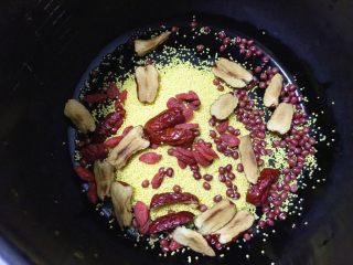 7、小黄米营养粥,将其混合