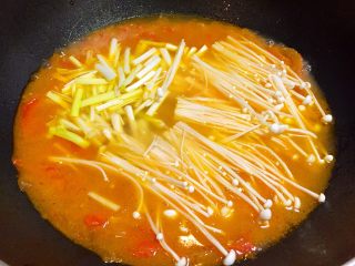 11、酸汤肥牛（番茄浓汤版）,接着放入韭黄和金针菇煮开。