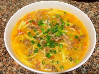 13、酸汤肥牛（番茄浓汤版）,盛入碗中加入葱花即可食用啦！