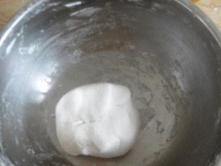 4、上海桂花条头糕,擀成约2毫米的薄皮，把红豆沙加入捏成条状后卷起后切成段