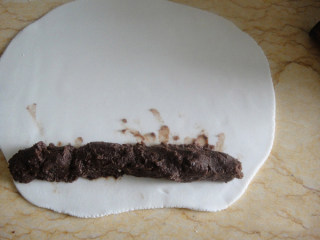 5、上海桂花条头糕,蒸笼里垫上防粘布或者刷上油，把生坯放入