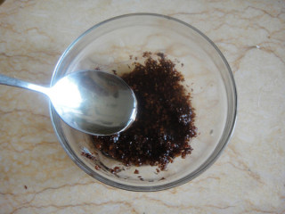 7、上海桂花条头糕,糖桂花里加入一汤匙蜂蜜调匀