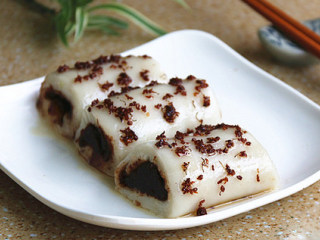 8、上海桂花条头糕,把调好的糖桂花淋上即可上桌