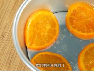 14、香橙慕斯,橙子片以L形铺在活底6英寸模具里面，6英寸的戚风蛋糕切片，这个慕斯我们用两片就可以了，蛋糕片外围一圈切掉
