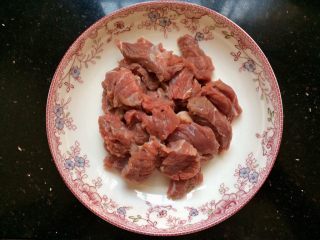 1、爆炒牛肉,牛肉一块洗干净，切好备用。